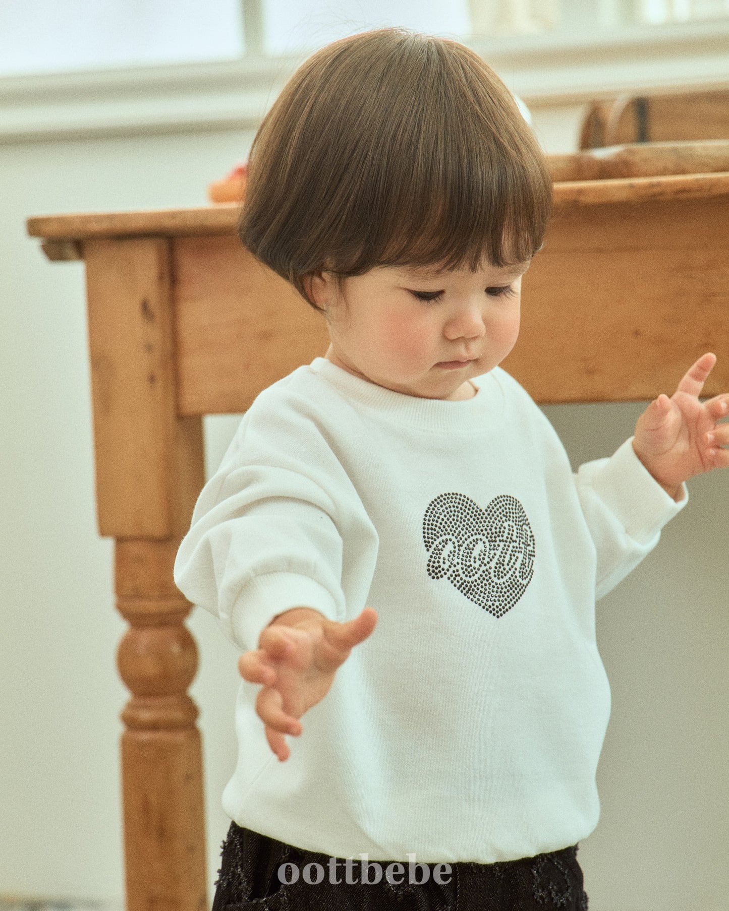 (Pre-order) OOTTBEBE - OT Bling Sweatshirt OT블링맨투맨 (2 Colors)