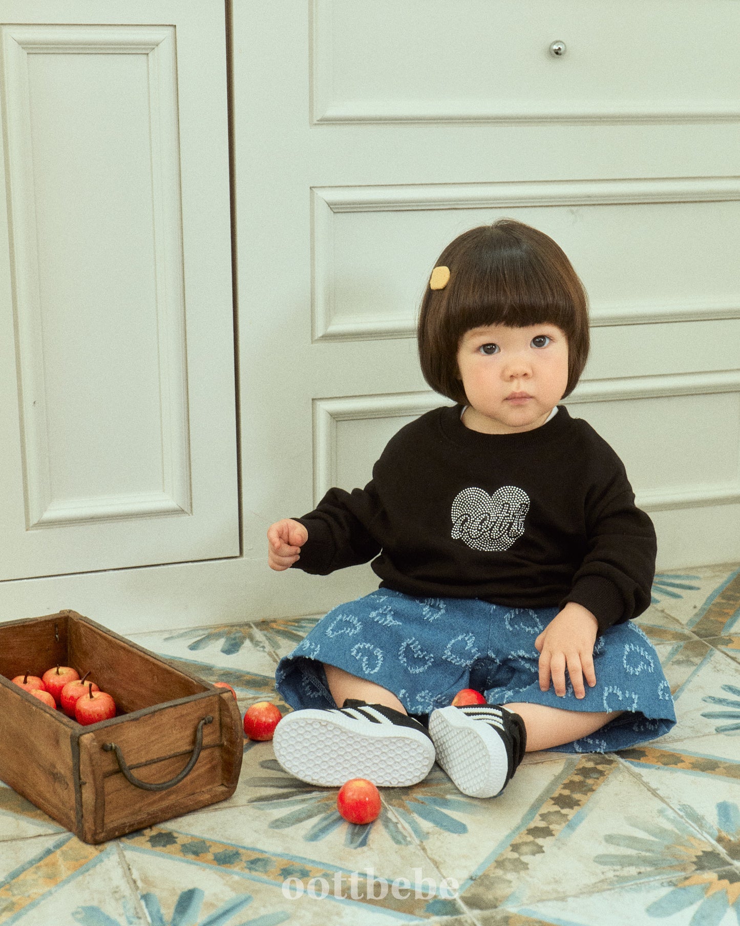 (Pre-order) OOTTBEBE - OT Bling Sweatshirt OT블링맨투맨 (2 Colors)