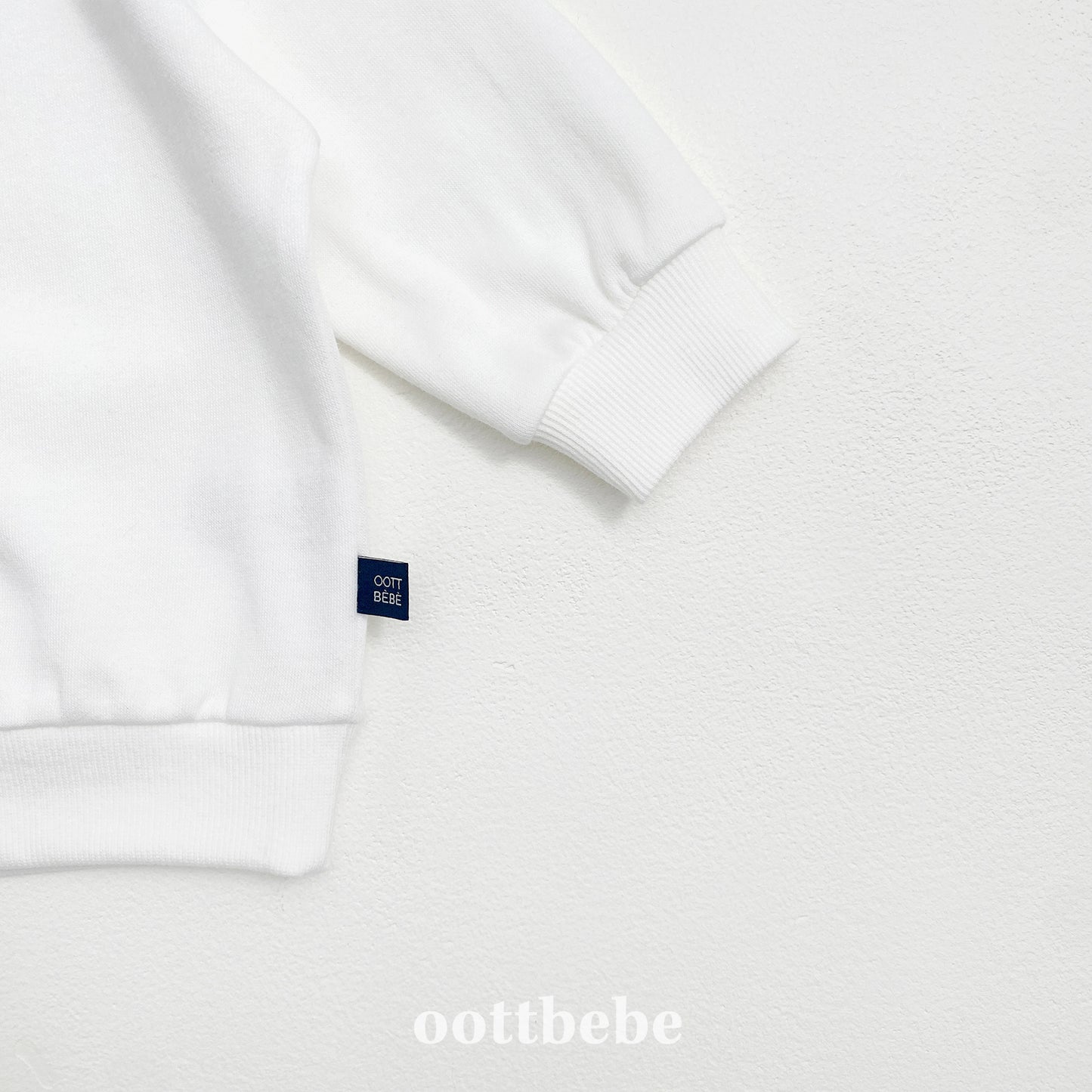 (Pre-order) OOTTBEBE - OT Bling Sweatshirt OT블링맨투맨 (2 Colors)