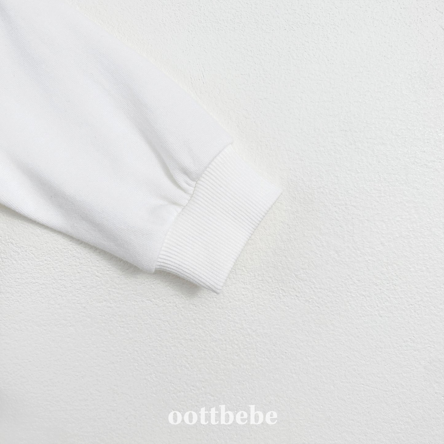 (Pre-order) OOTTBEBE - OT Bling Sweatshirt OT블링맨투맨 (2 Colors)
