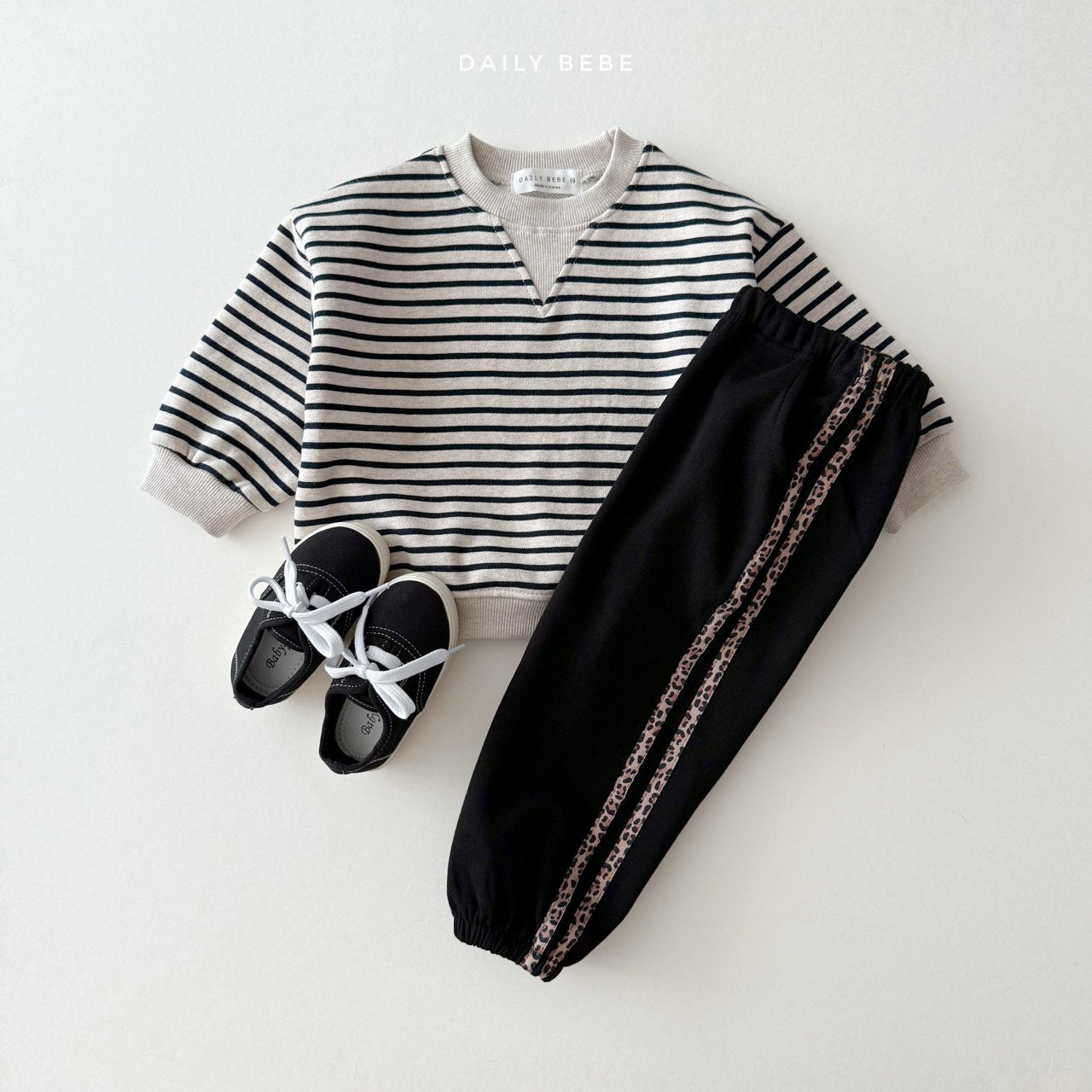 (Pre-order) Daily Bebe - Kids’ Triangle Stripe Sweatshirt 단가라 삼각 맨투맨 (2 Colors)