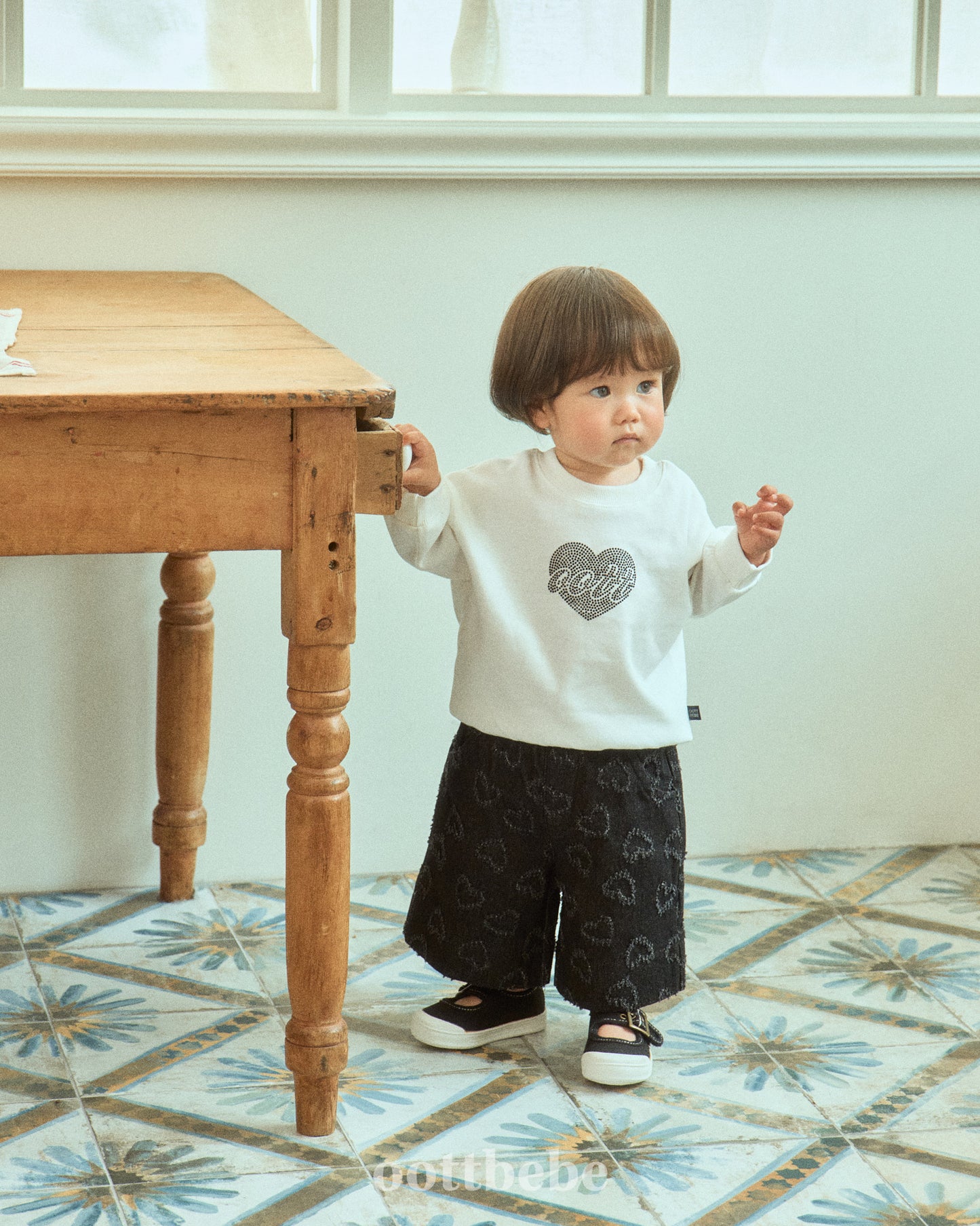 (Pre-order) OOTTBEBE - OT Bling Sweatshirt OT블링맨투맨 (2 Colors)