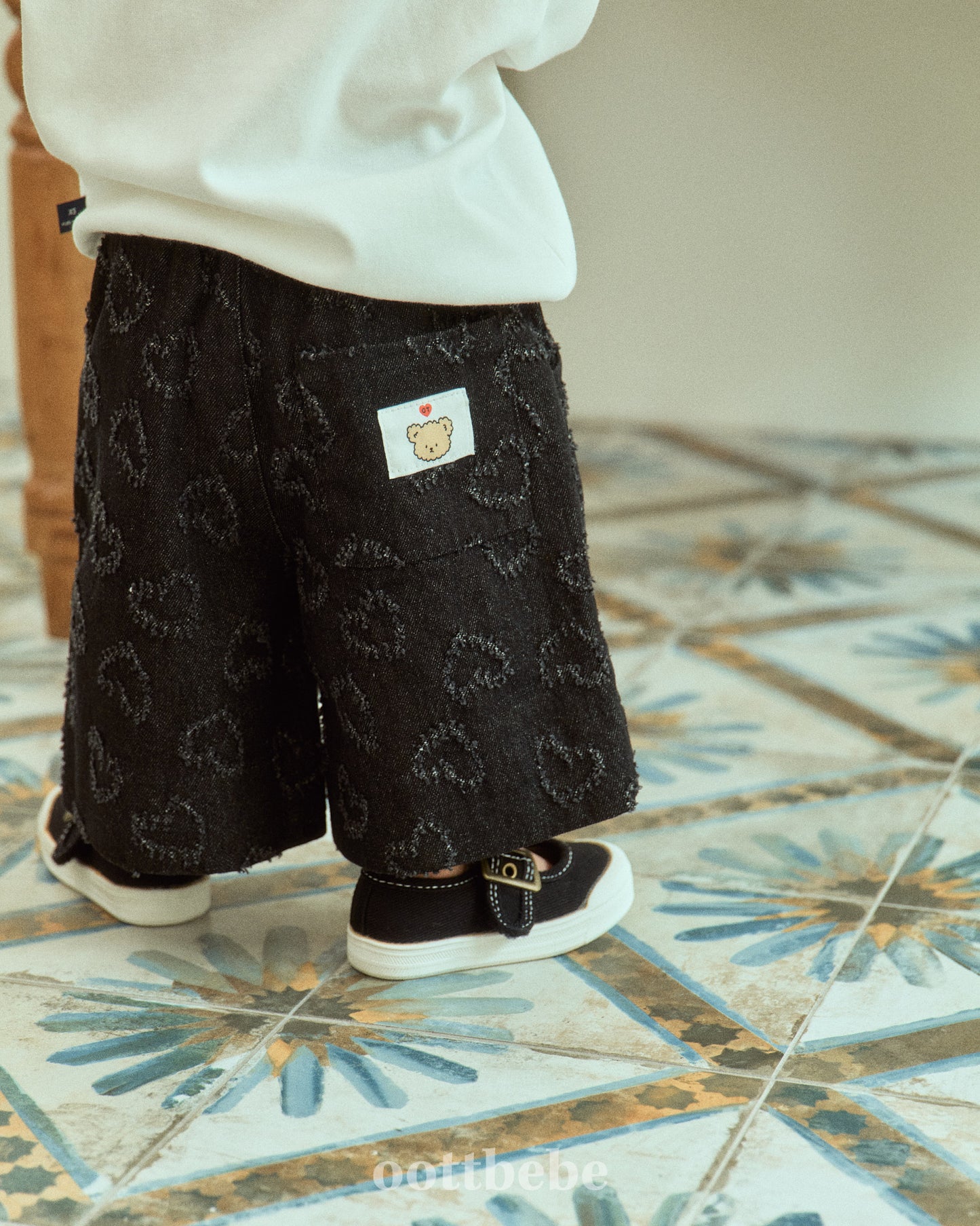 (Pre-order) OOTTBEBE - LOVE Denim Pants (6/10 Length) LOVE청팬츠(6부) (2 Colors)