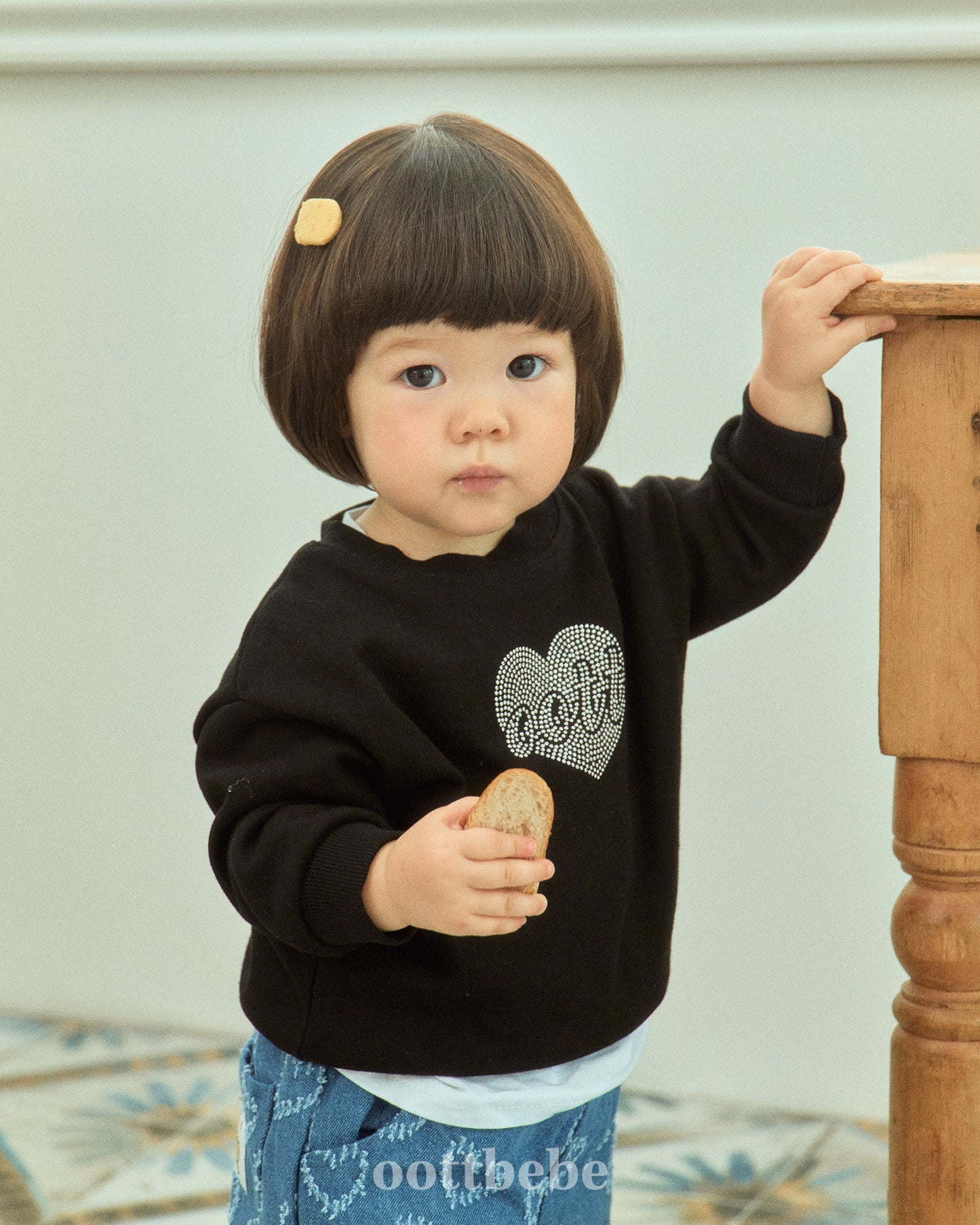 (Pre-order) OOTTBEBE - OT Bling Sweatshirt OT블링맨투맨 (2 Colors)