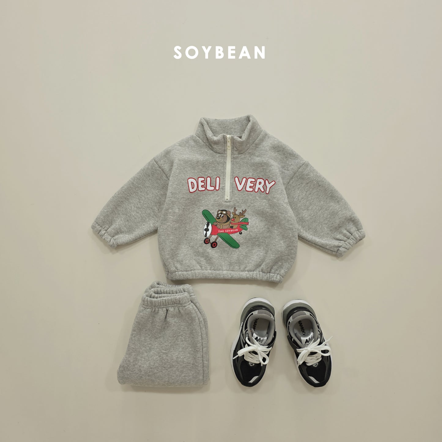 (Pre-order) Soybean Kids Winter - Flying Delivery Top & Bottom Set 플라잉딜리버리상하 (2 Colors)