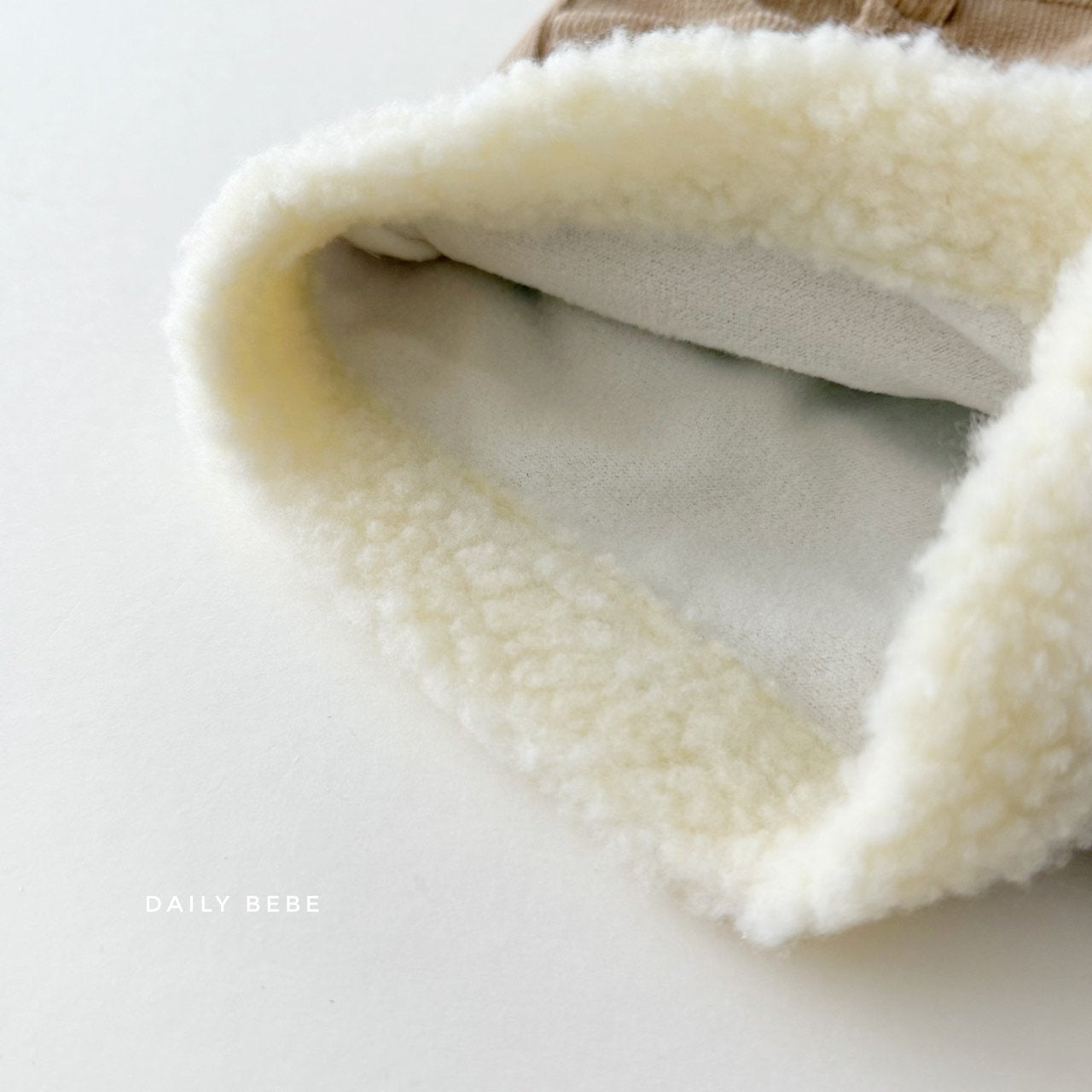 (Pre-order) Daily Bebe Winter - Kids' Fuzzy Heart Shorts 뽀글 하트 반바지 (2 Colors)